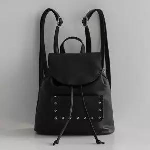 /라이니 자체제작 스터드 심플 로고 레더 백팩 lm-7105c
