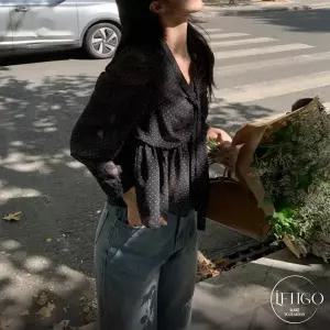 레티고 여리핏 브이넥 리본 타이 도트 셔링 쉬폰 블라우스