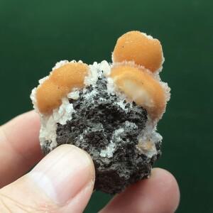 오렌지색 제올라이트 광물 교육용 표본 인도산
