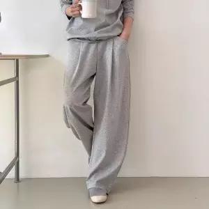 여자 트레이닝 커브드 핀턱 와이드핏 밴딩 포켓 바지_25307659_588872