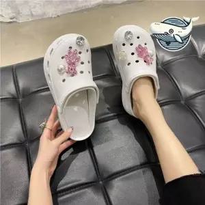 여성 여름 세련된 펀칭 통굽 슬리퍼 귀여운 여성아쿠아슈즈 외출 샌들 사계절신발 사무실슈즈 화장실