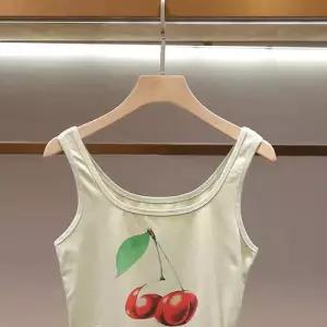 여자 캐주얼 여름 체리 프린트 상의 프리미엄 쇼트 조끼 나시 추천각 OOTD2