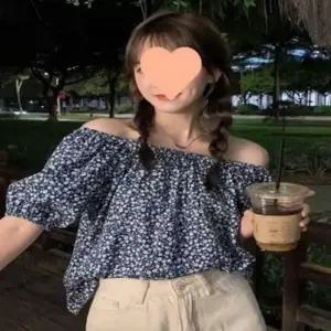 여성 블라우스 플라워 오프숄더 페미닌룩 밴딩 여름 데일리룩 휴양지 프릴 페미닌