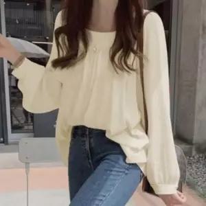 여성 나들이룩 봄가을 셔링 예쁜 데이트 스퀘어넥 블라우스