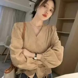 여성 상견례 데이트룩 긴팔 셔링 블라우스 봄가을 브이넥