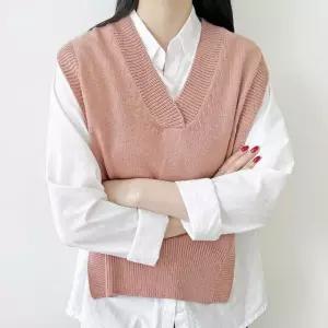 브이넥 옆트임 니트조끼 레이어드 코디 스타일리쉬