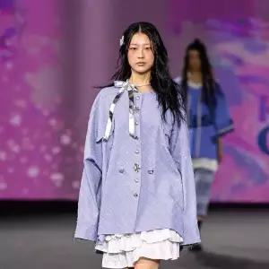 [곽현주컬렉션] 26SS LIGHT BLUE CROSS PATTERN ROUND NECK OVER FIT DENIM JACKET