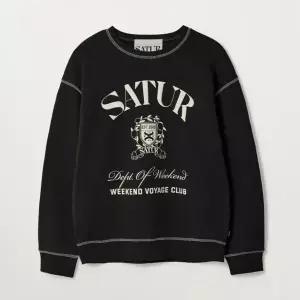 SATUR 세터 크레스트 로고 그래픽 스웨트셔츠 블랙 SA261UTM05BLK0
