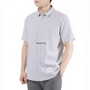 톰브라운 MUST IT_ THOM BROWNE 스트라이프 시어서커 남성 반팔 셔츠 MWS314A F0586 045