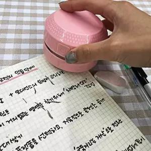 책상 지우개 똥가루 청소기 핑크 책상 키보드