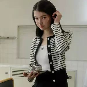 [에고이스트] [BLUE LABEL] 하트자수 스트라이프 크롭 가디건 (ER2OCG54-T)