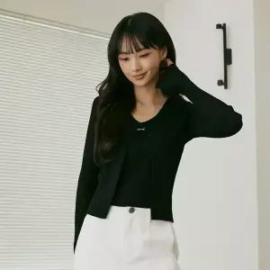 [에고이스트] [BLUE LABEL] 금속 여밈 포인트 V넥 페미닌 풀오버 (ER2OKL05-T)