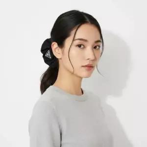 프라다 26SS 삼각로고 곱창 헤어밴드 1IF015 2DMI F0002