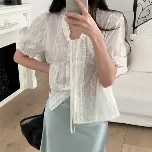 [코코블랑] 아일랜드 자수 반팔 블라우스