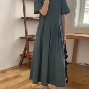 여행룩이나 외출룩으로 활용도 높은 반팔 데님 원피스