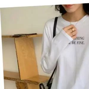 여성 여자캐주얼티셔츠 2컬러 깔끔한 화이트 블랙 레터링 긴팔티셔츠 베이직모던