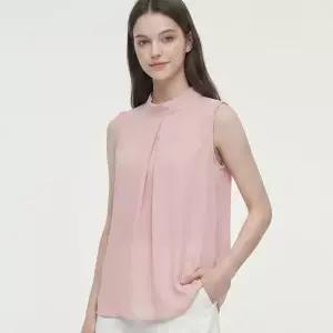 카라임플런트 KARRA 모던하이넥나시블라우스_A6M0555