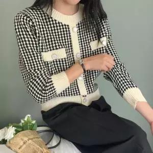 [하프클럽/]여성 배색 디자인 단추 트위드 노카라 니트
