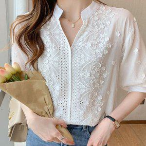 펀칭 자수 브이넥 블라우스 DO321