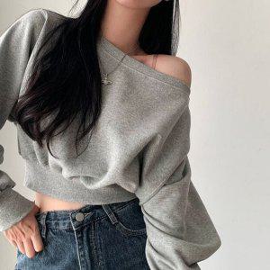 여성 회색 크롭 맨투맨 오프숄더 긴팔티셔츠 보트넥