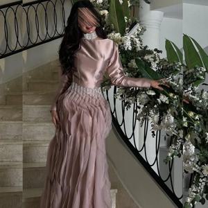 맞춤형 정장 클래식 Charmeuse 스팽글 플리츠 A 라인 하이 칼라 롱 드레스 맞춤형 행사 섹시