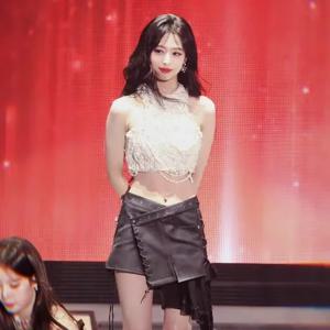 베이비몬스터 펄 목걸이 탑 여성 무대 공연 댄스 의상 정교한 제작 넥 허깅 디자인 2025년 봄