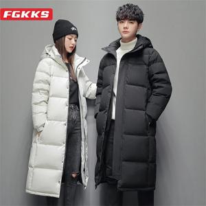 FGKKS 2025 커플 겨울 다운 재킷 패션 클래식 슬림 한국 스타일 화이트 덕다운 남성 롱 코트 여성 후드 아웃웨어