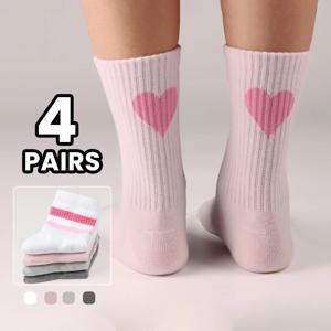 4켤레의 긴 핑크색, 흰색 및 회색 소녀용 스포츠 양말, 복고풍 줄무늬 하트 패턴. 사계절 모두에 적합한 어린이용 양말입니다.