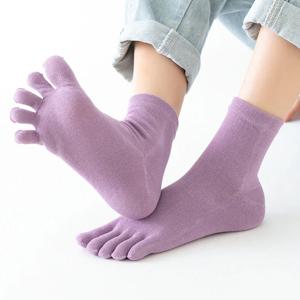 솔리드 컬러 코튼 다섯 발가락 양말 그레이 블랙 중간 튜브 양말 여성 양말 가을 겨울 따뜻한 통기성 다섯 손가락 양말
