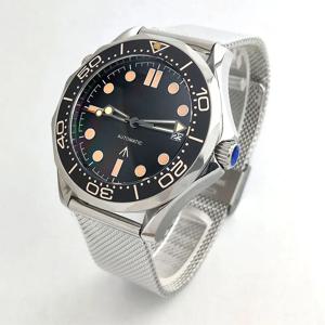 42mm 레트로 시계, NH35 무브먼트, 레트로 비즈니스 시계, 세라믹 프레임, 사파이어 글래스. NH35 시계는 10바까지 방수 기능이 있습니다.