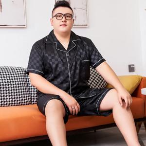 남성용 5XL 플러스 사이즈 잠옷 150KG 여름 새틴 Sliky 잠옷 반소매 반바지 2PCS 세트 느슨한 럭셔리 격자 무늬 가정 의류