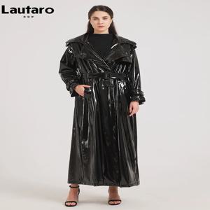 Lautaro 봄 가을 여분의 긴 검은 반짝 이는 반사 부드러운 신축성 특허 가죽 트렌치 코트 여성용 Maxi Overcoat 2024