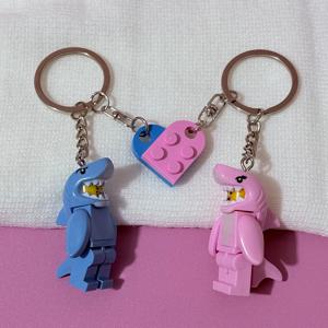 2pcs 만화 핑크와 블루 상어 커플 키 체인 하트 모양의 빌딩 블록 접합 열쇠 고리 배낭 펜던트 친구 선물