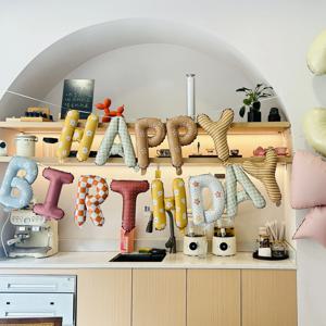 새로운 16인치 영어 생일 글자 알루미늄 필름 풍선 세트는 생일 파티 장면 배치에 적합합니다
