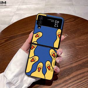 TEMU 폰 케이스: 파란 배경에 카툰 오리 디자인, 패셔너블한 소재와 가죽 스타일. 삼성 폴더블 시리즈 호환: 갤럭시 Z 플립 4, Z 플립 5, Z 플립 6, W22, W23, 폴드 4, 폴드 5, 폴드 6 폰 케이스