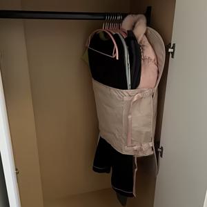 TEMU 분리 커버가 있는 접이식 옷 보관 플레이트 1개. 이 옷장 옷걸이는 다운 재킷, 정장, 웨딩 드레스 보관에 적합합니다. 버클형 압축 보관 행잉 백이 특징입니다.