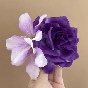 TEMU 로맨틱한 분위기가 담긴 은은한 보라색 장미꽃 머리핀. 정교하게 제작된 입체적인 꽃무늬 디자인은 세련된 색상 조합으로 우아함을 더합니다. 데일리웨어나 사진 스타일링 모두에 어울리며, 헤어스타일을 손쉽게 꾸며 부드럽고 우아한 룩을 연출합니다. 어떤 옷차림에도 품격을 더해주는 다용도 헤어 액세서리입니다