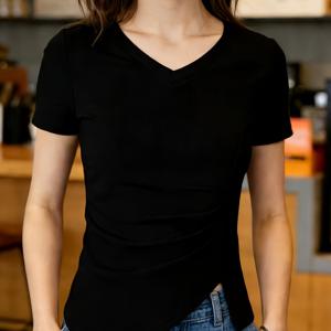 TEMU 사이드 셔링과 불규칙한 슬릿이 있는 브이넥 골지 티셔츠, 날씬해 보이는 실루엣의 슬림핏 디자인. 캐주얼 복장을 위한 활용도 높은 반팔 상의