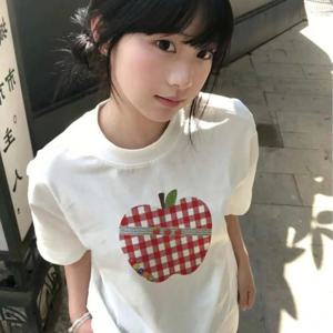 TEMU 남녀공용 여성용 빈티지 체크 애플 프린트 티셔츠 - 화이트 티셔츠에 빨간색 & 녹색 사과 - 봄/여름 의상에 적합한 부드러운 일상 캐주얼 탑 - 기계 세탁 가능한 일상 필수품, 봄 여름 의류, 신선한 캐주얼 룩, 불투명 소재, 계절 의상, 복고풍 패션, 피부 친화적인 원단, 반팔 셔츠, 성인용