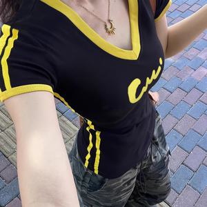 TEMU 여성용 Y2K 여름 크롭 탑 티셔츠 - 기하학적 프린트 V넥 반팔, 신축성 있는 폴리에스터 블렌드, 블랙 & 옐로우 대비, 캐주얼 스트리트웨어 스타일, 여름 크롭 탑