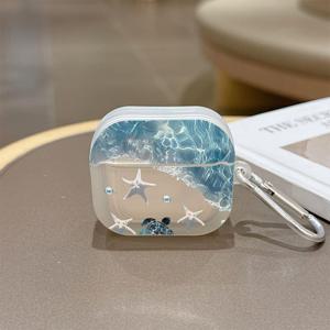 TEMU 에어팟 1/2/3/4/Pro3/Pro4용 플라스틱 케이스. 은색 카라비너 클립과 해변 테마 디자인 (별모, 거북이, 물결)이 특징입니다. 반짝이는 끝이 있으며 일상 사용에 적합합니다.