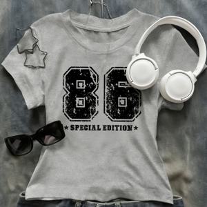 TEMU 미국 레트로 스타일 86 SPECIAL EDITION 디스트레스드 디지털 프린트 핏팅 반팔 티셔츠. 독특하고 시원한 분위기와 라운드넥 디자인으로 뮤직 페스티벌 및 트렌디한 사진 촬영에 완벽합니다. 봄, 여름 신상 여성용 반팔