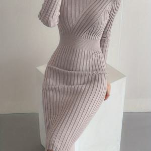 TEMU V넥과 허리 라인을 강조하는 디자인으로 여성의 몸매를 부드럽게 감싸는 빈티지 스타일의 긴팔 원피스.