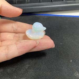 TEMU 고급스러운 25mm 수공예 천연석 오리 조각 매력 - 동물 애호가와 패션 매니아에게 완벽함