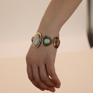 TEMU 1개 빈티지 보호 스타일 여성 패션 팔찌, 수지 보석 인레이, 아연 합금, 다용도 일상 착용, 스타일리시한 여성들을 위한 이상적인 데이 선물, 다용도 주얼리|스타일리시 여성용 주얼리|아연 합금 팔찌, 주얼리 및 액세서리
