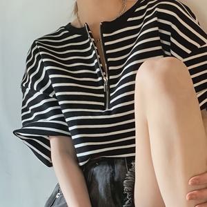 TEMU 플러스 사이즈 여성용 여름 루즈핏 티셔츠 - 블랙 앤 화이트 크루넥 반팔 상의, 대비 색상 지퍼 디테일, 통기성 좋은 봄/여름 캐주얼 패션, 기계 세탁 가능, 여성용 티셔츠, 세로 디자인, 편안한 원단