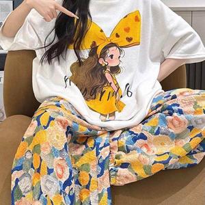 TEMU 노란색 드레스를 입은 귀여운 만화 캐릭터, 노란색 리본이 달린 편안한 캐주얼 세트, 흰색 반팔 상의와 플로럴 바지 - 타버진, 구름 - 아시아 사이즈