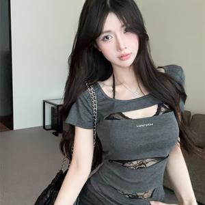 TEMU 여성용 레이스 패치워크가 특징인 새로운 여름 반팔 티셔츠. 트렌디한 디자인의 구멍이 있으며, 독특하고 스타일리시한 분위기, 회색의 몸매를 부드럽게 감싸는 핏의 신축성 있는 허리라인이 특징입니다. 투피스 상의와 유사합니다.