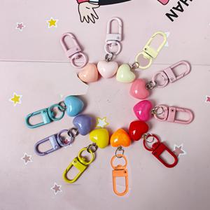 TEMU 귀여운 하트 캔디 컬러 랜덤 키체인 세트 8-11개, 금속 걸쇠가 달린 레진 러브 하트 참, 여성을 위한 감성적인 파스텔 열쇠고리, 트렌디한 백팩 지갑 휴대폰 참 액세서리 2026