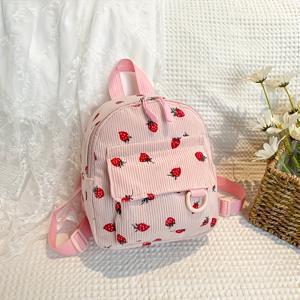 TEMU 딸기 프린트 장식이 있는 소재로 제작된 여성용 작은 백팩입니다. 지퍼 잠금 방식으로 사용하기 편리합니다. 이 다재다능한 신상 스타일은 여성에게 완벽하며, 출퇴근, 여행 또는 쇼핑에 적합합니다.